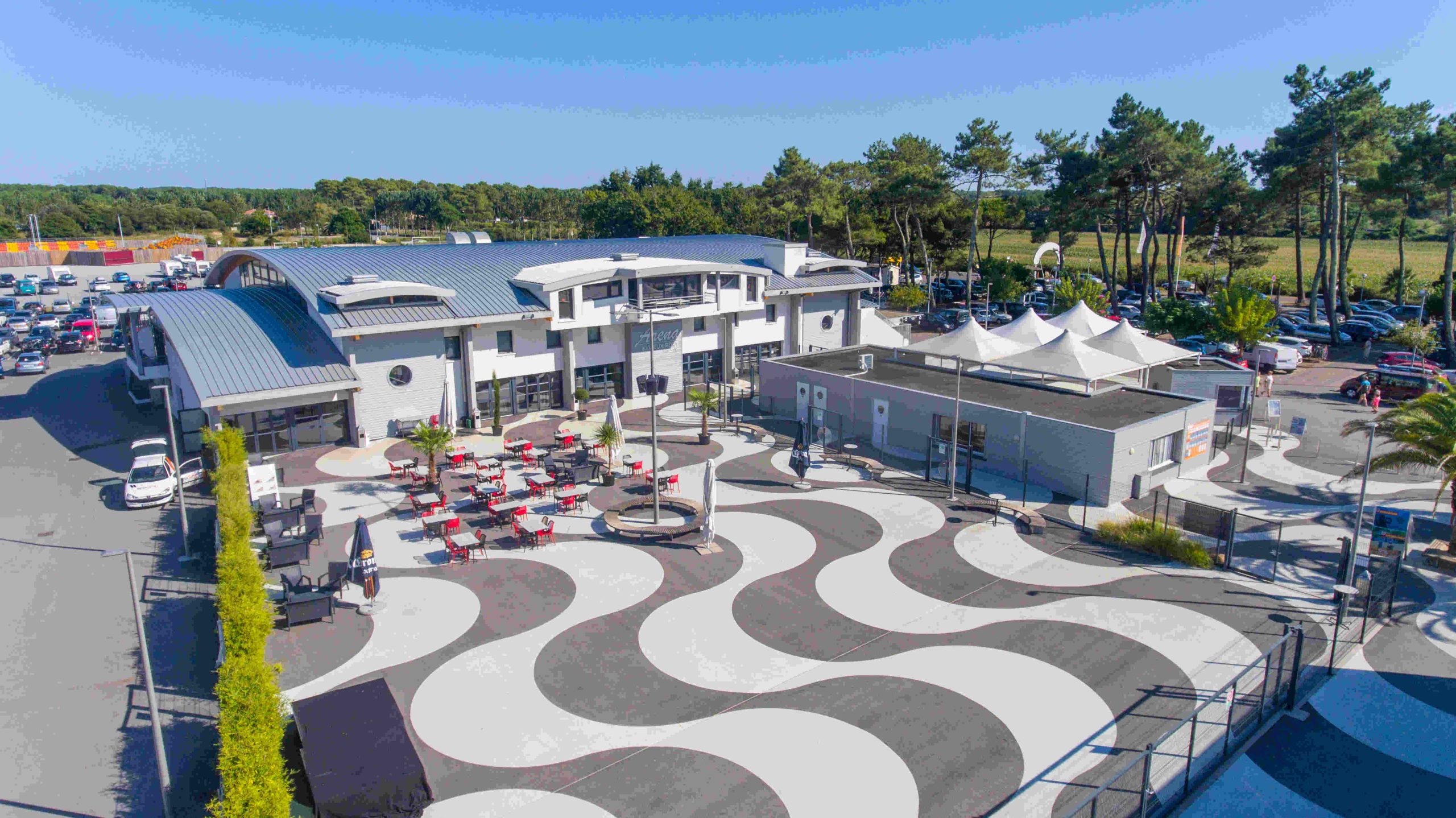 Espace extérieur convivial au Camping Le Vieux Port 5*