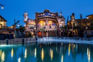 L’architecture immersive du Pirates World Village Club se révèle également en soirée.