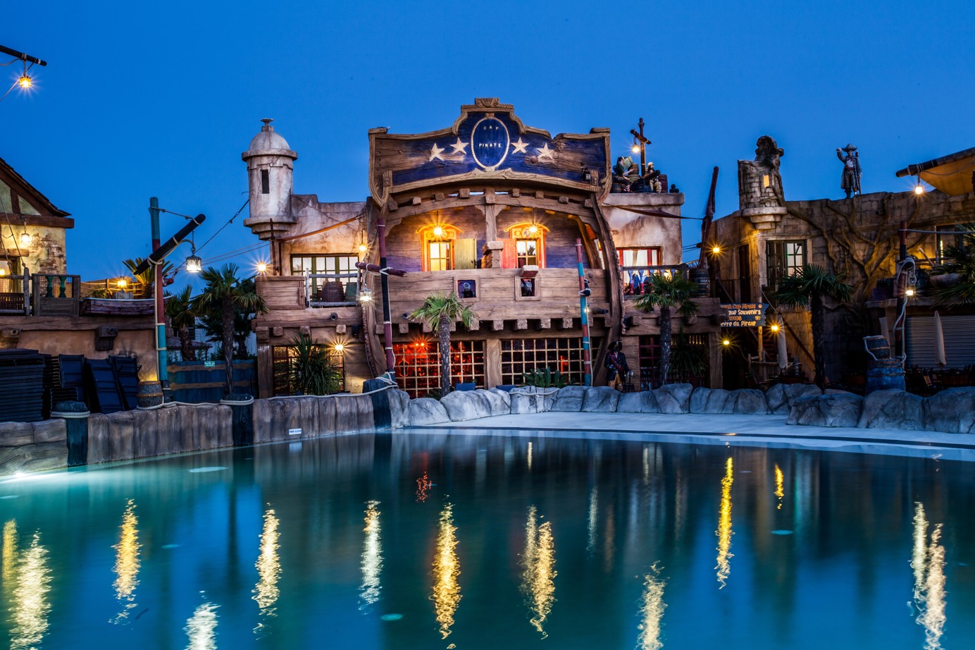 Vue nocturne du Pirates World Village Club illuminé au Cap d’Agde