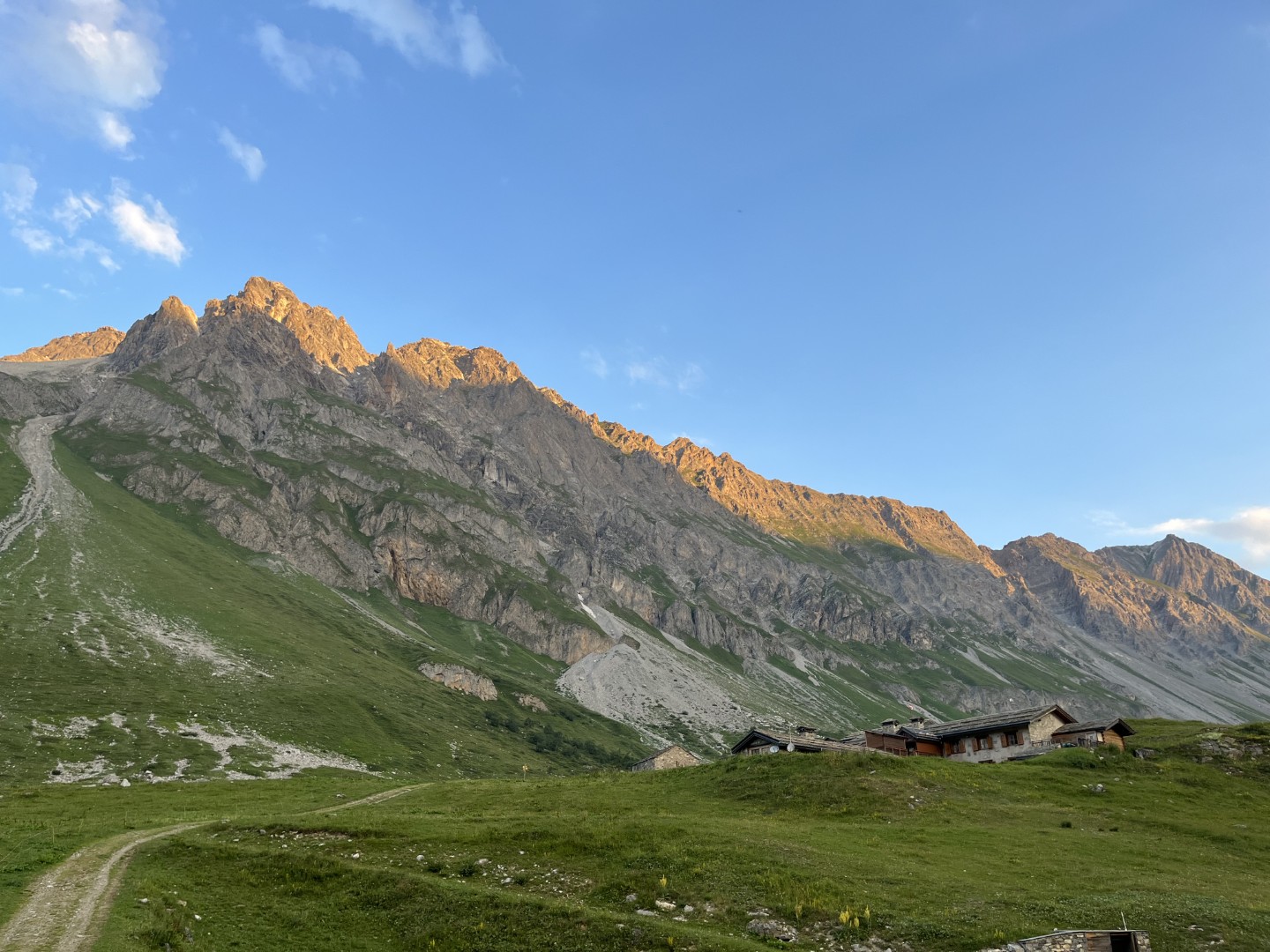 Panorama alpin autour du Refuge du Roc en été