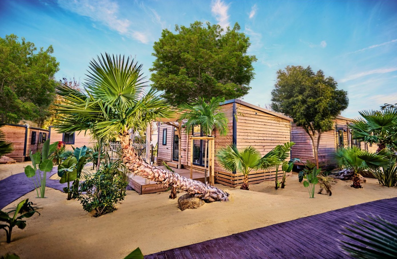 Hébergement du Pirates World Village Club entouré de végétation au Cap d’Agde