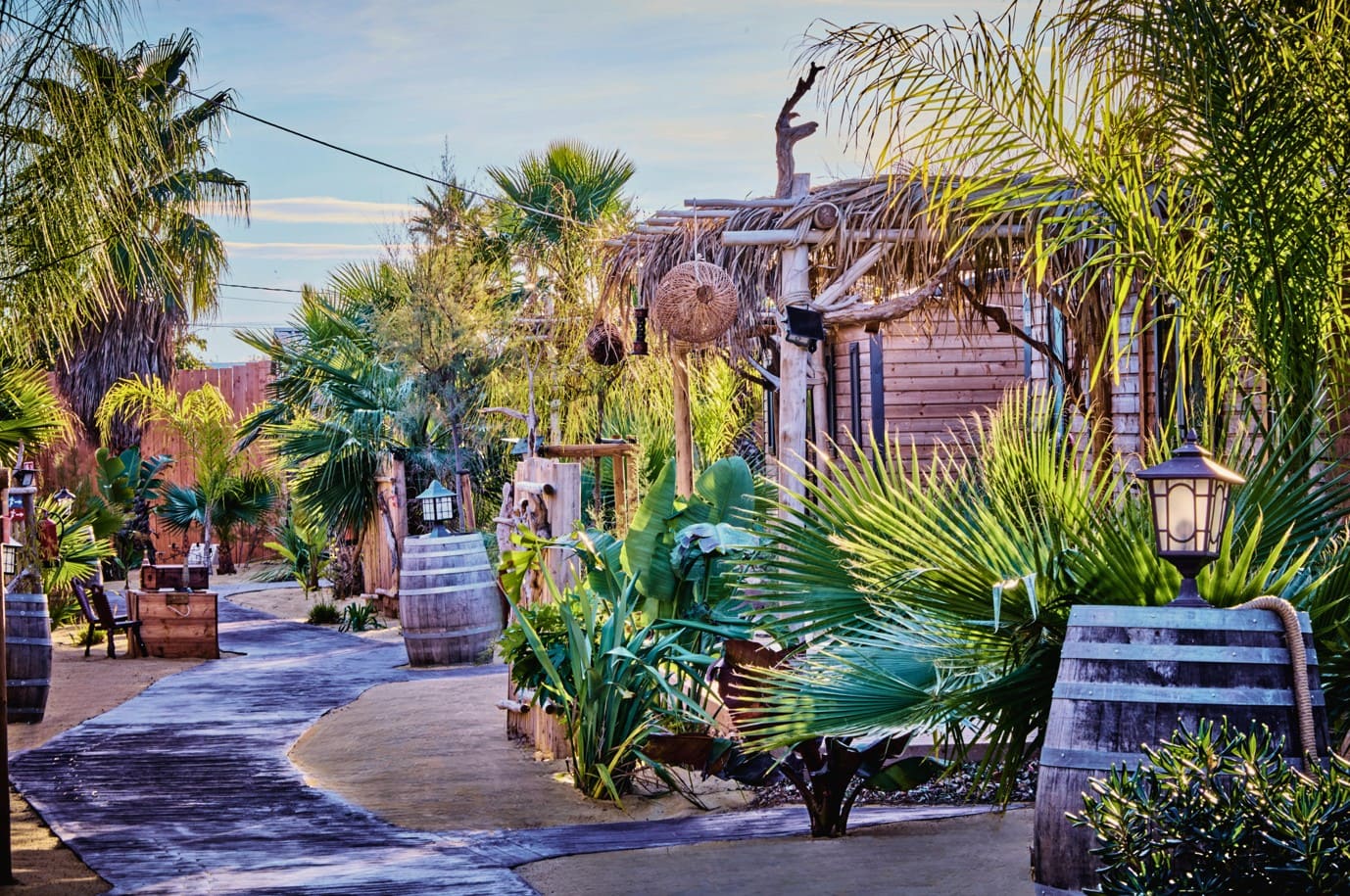 Allée extérieure du Pirates World Village Club avec décors tropicaux