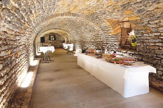 Cave voûtée en pierre au Domaine des Trois Lacs avec buffet événementiel