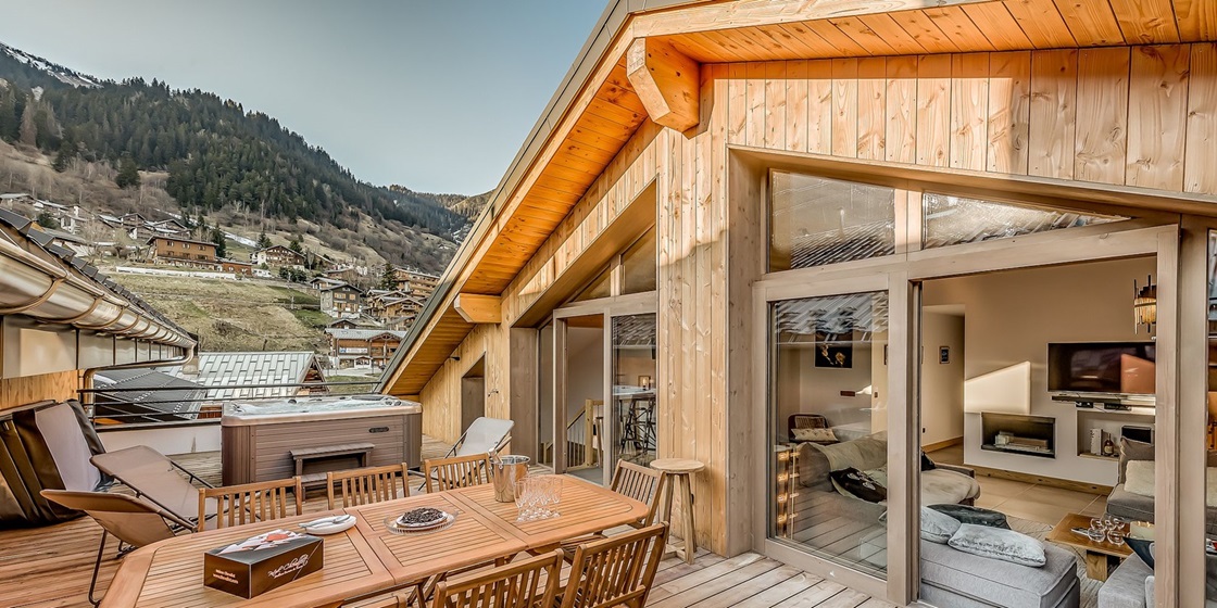 Terrasse extérieure en bois à Casa Petrus à Champagny