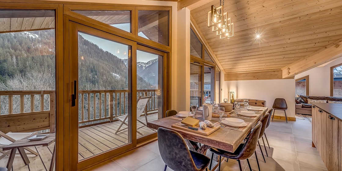 Salle à manger avec vue montagne à Casa Petrus Champagny
