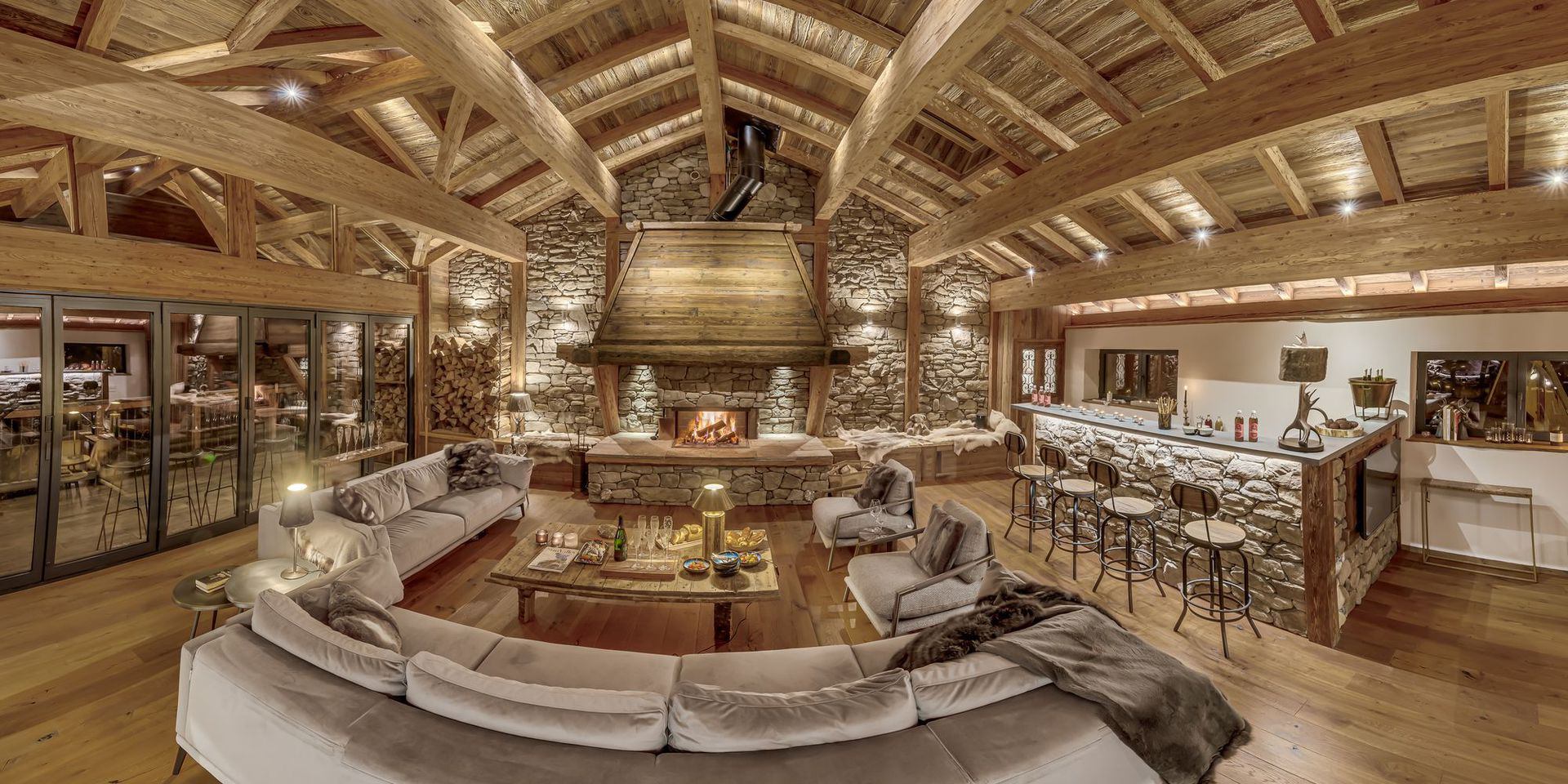 Salon avec cheminée au Chalet des Rêves à Champagny-en-Vanoise
