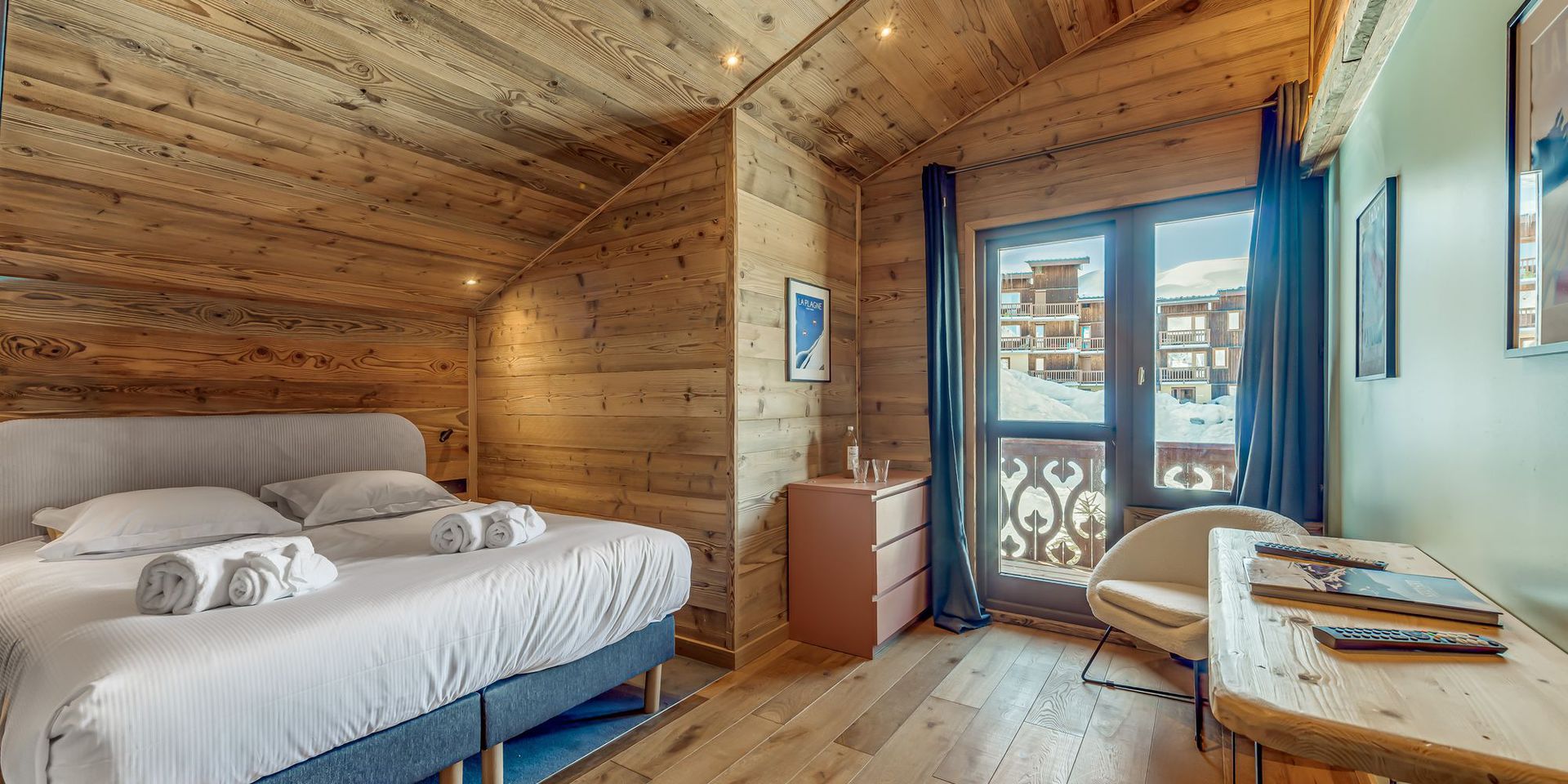 Chambres confortables et décor alpin au Chalet Riva à Tignes