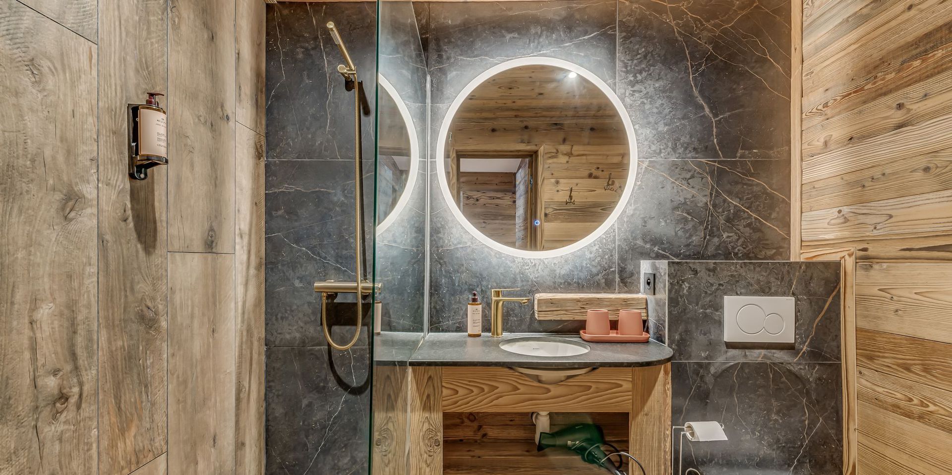 Salle de bain moderne et élégante Chalet Riva