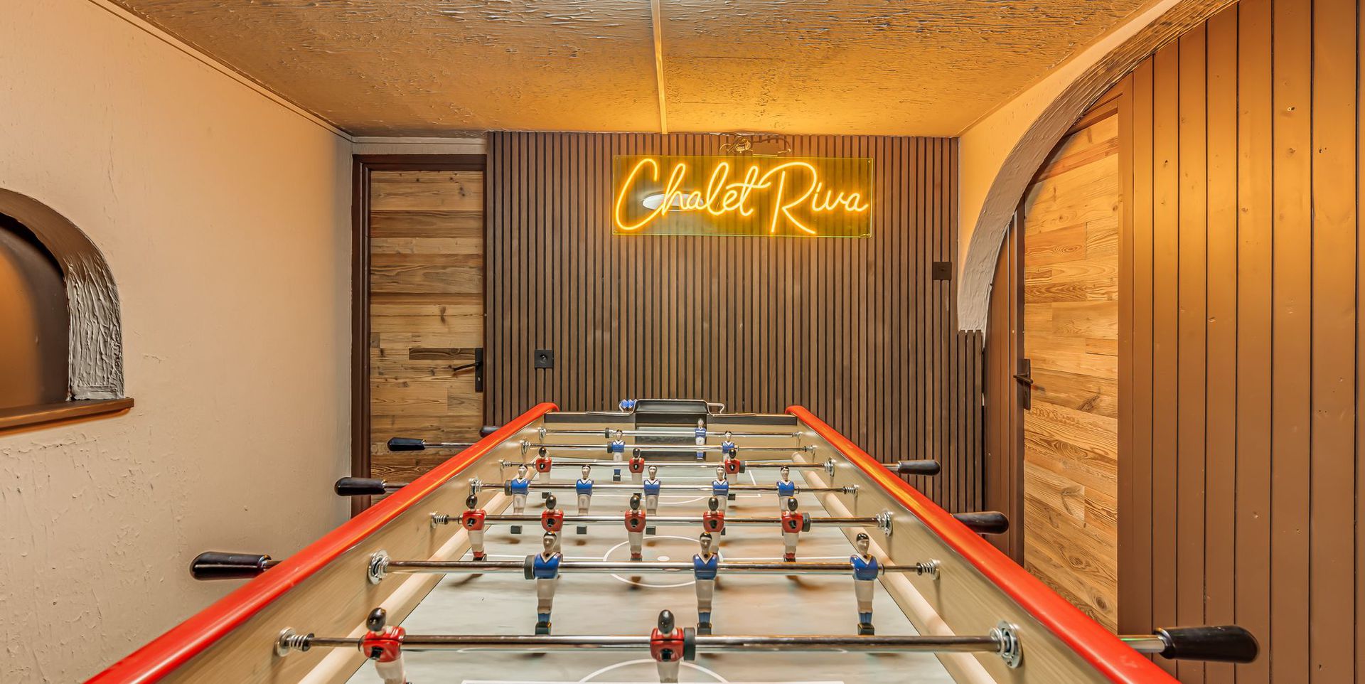 Espace détente avec baby-foot et ambiance conviviale au Chalet Riva à Tignes