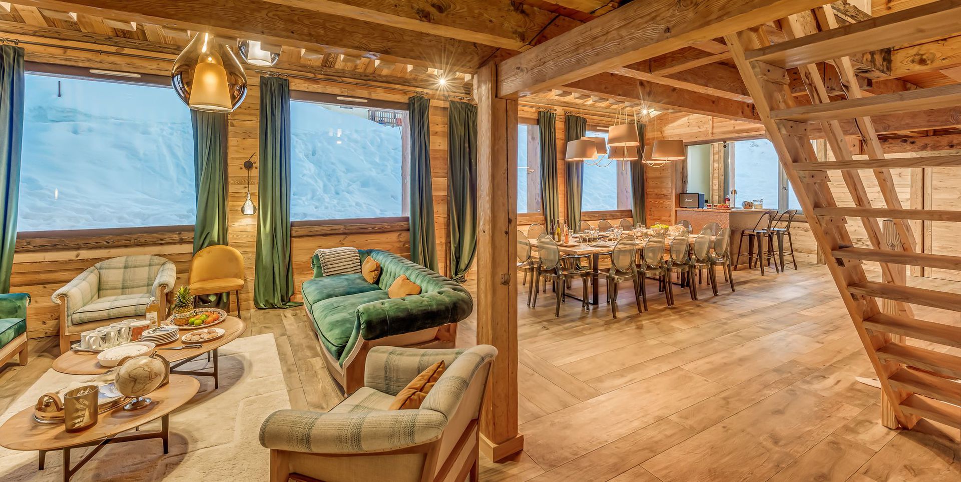 Salle à manger élégante du Chalet Riva à Tignes, idéale pour repas d’équipe et séminaires en montagne