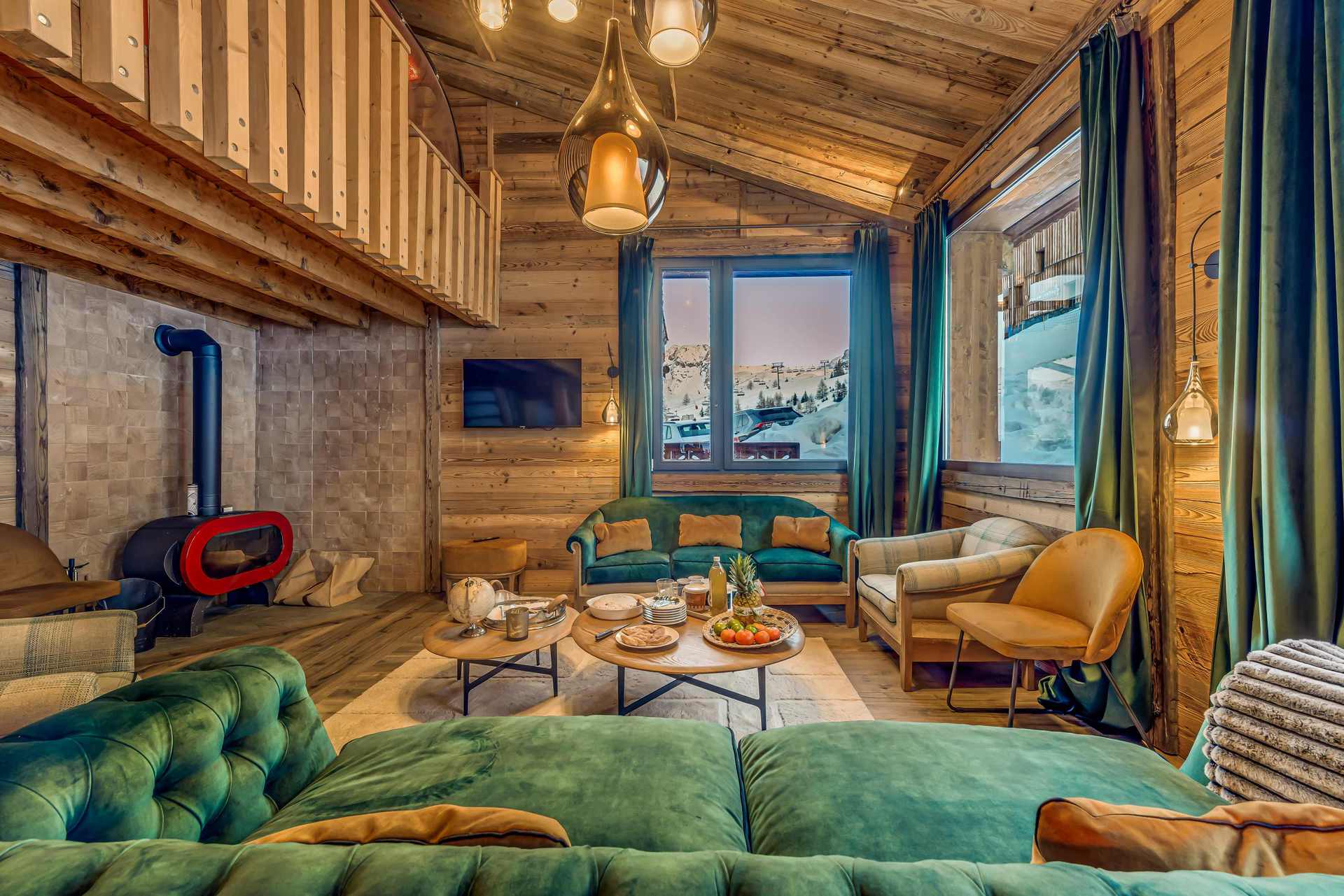 Salon chaleureux en bois et pierre naturelle au Chalet Riva à Tignes