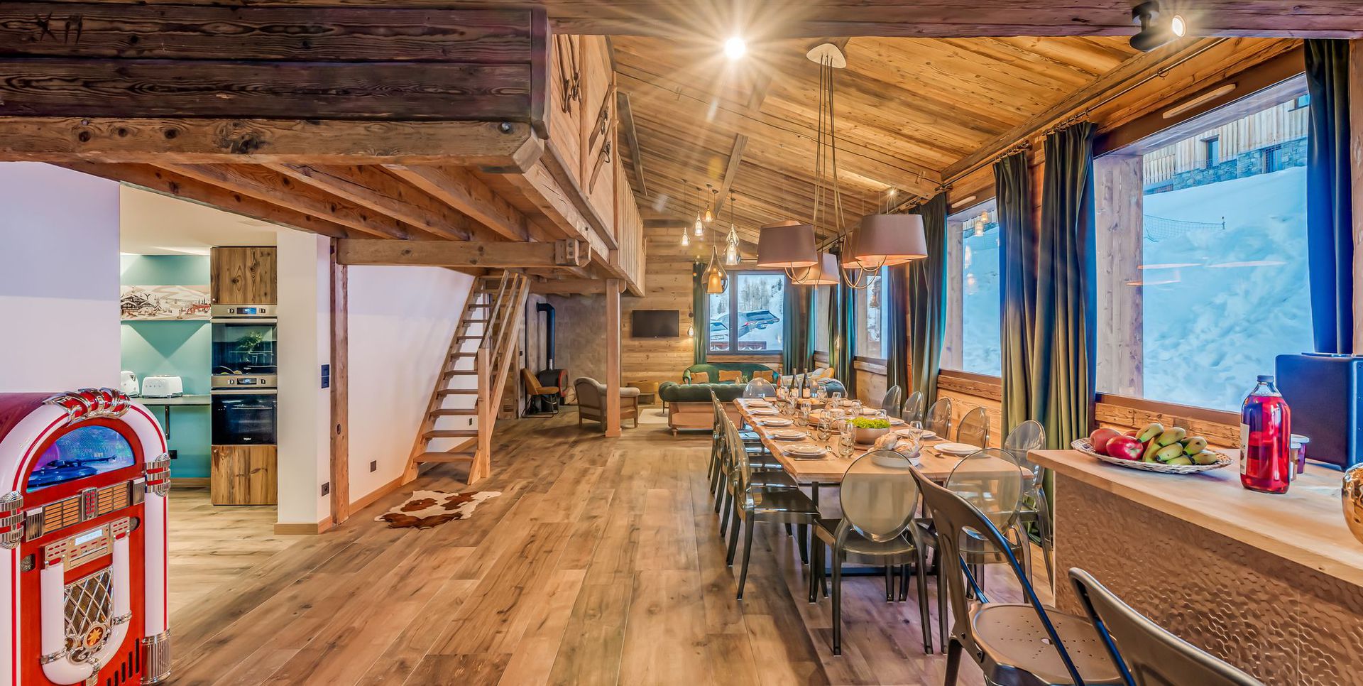 Des espaces communs cosy pour se retrouver entre collaborateurs dans une ambiance alpine.