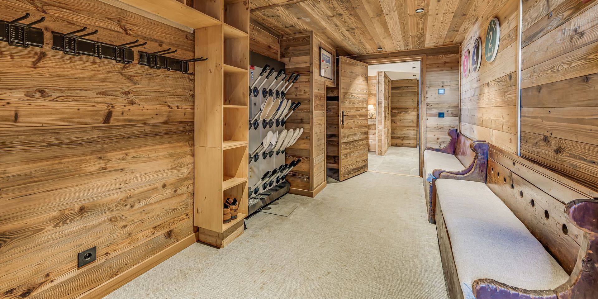 Cave à vin élégante au Chalet Riva, idéale pour des dégustations privées ou soirées d’entreprise