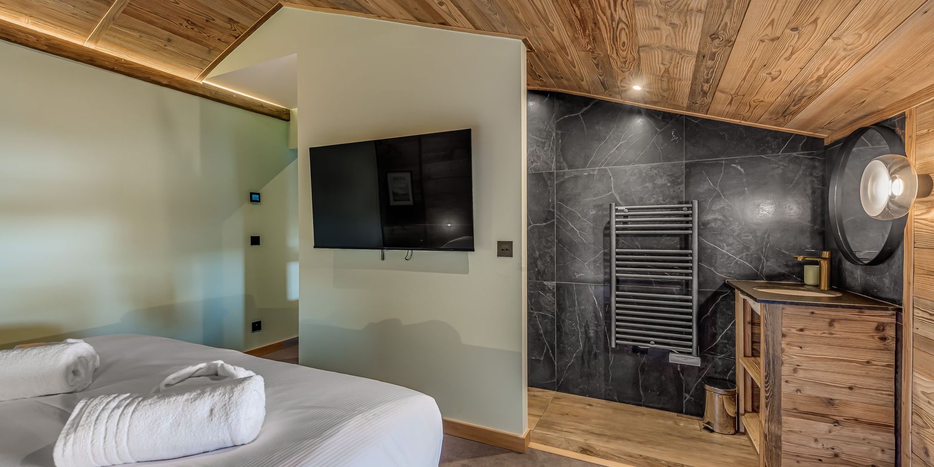 Chambres confortables et décor alpin au Chalet Riva à Tignes