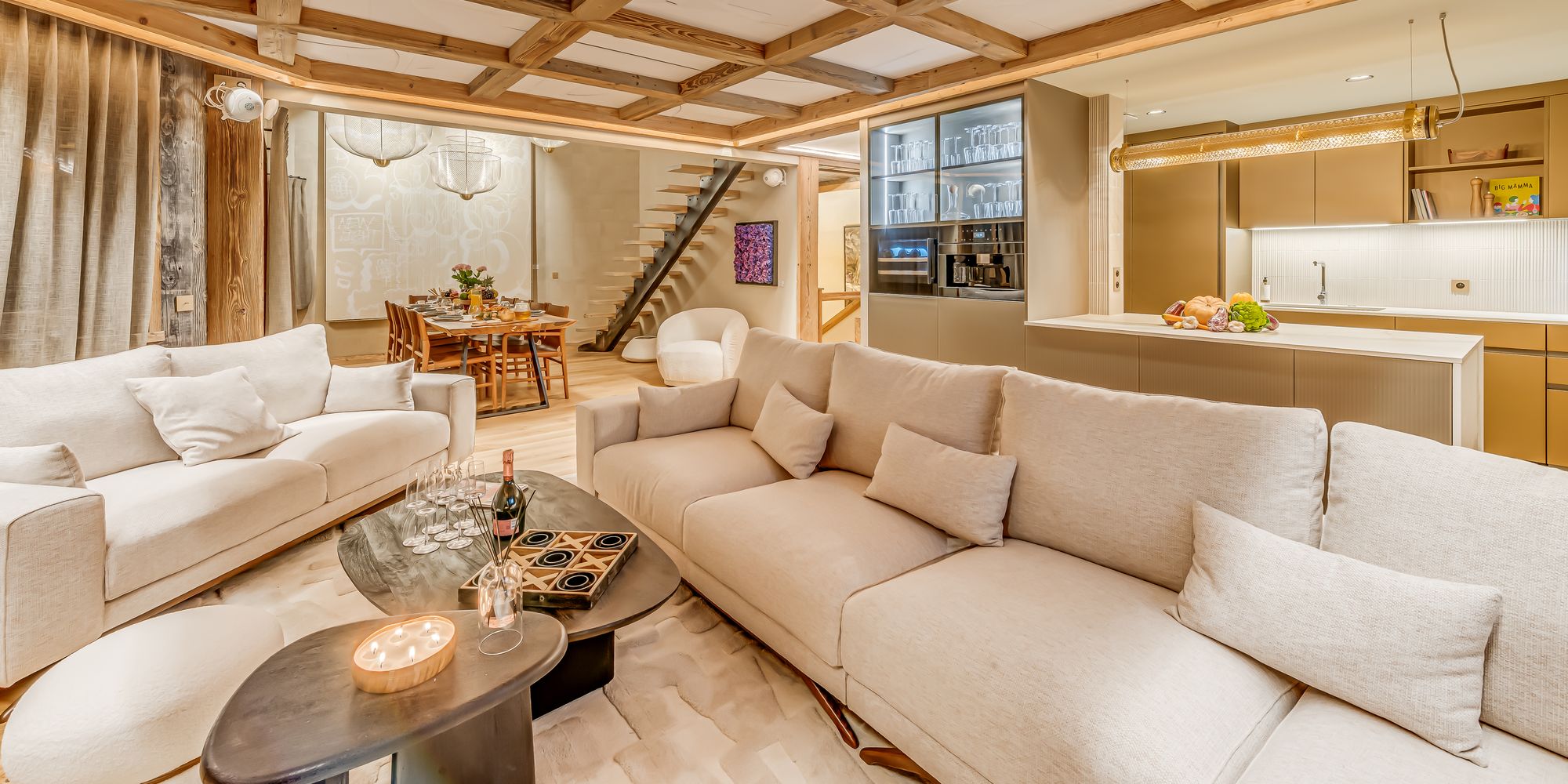 Salon élégant du Chalet SNEG à Tignes avec espace repas