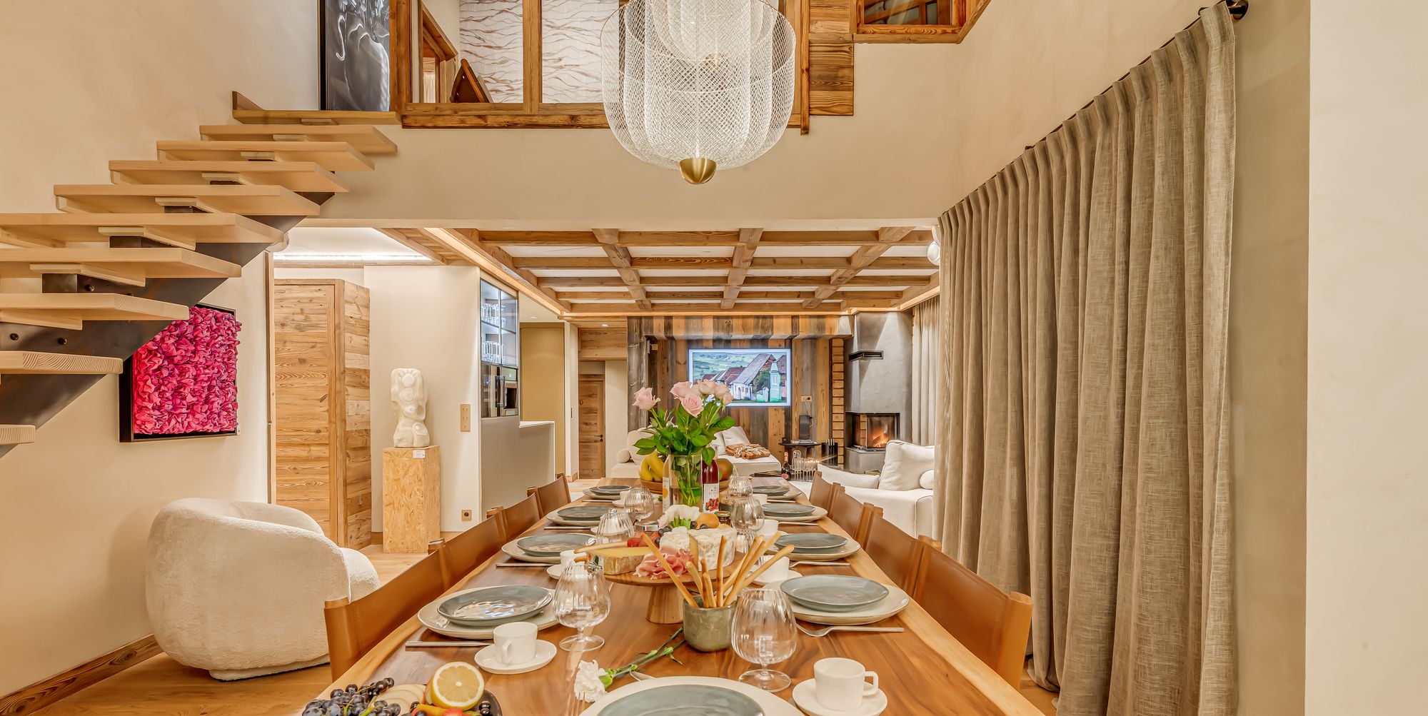 Grande table dressée au Chalet SNEG à Tignes