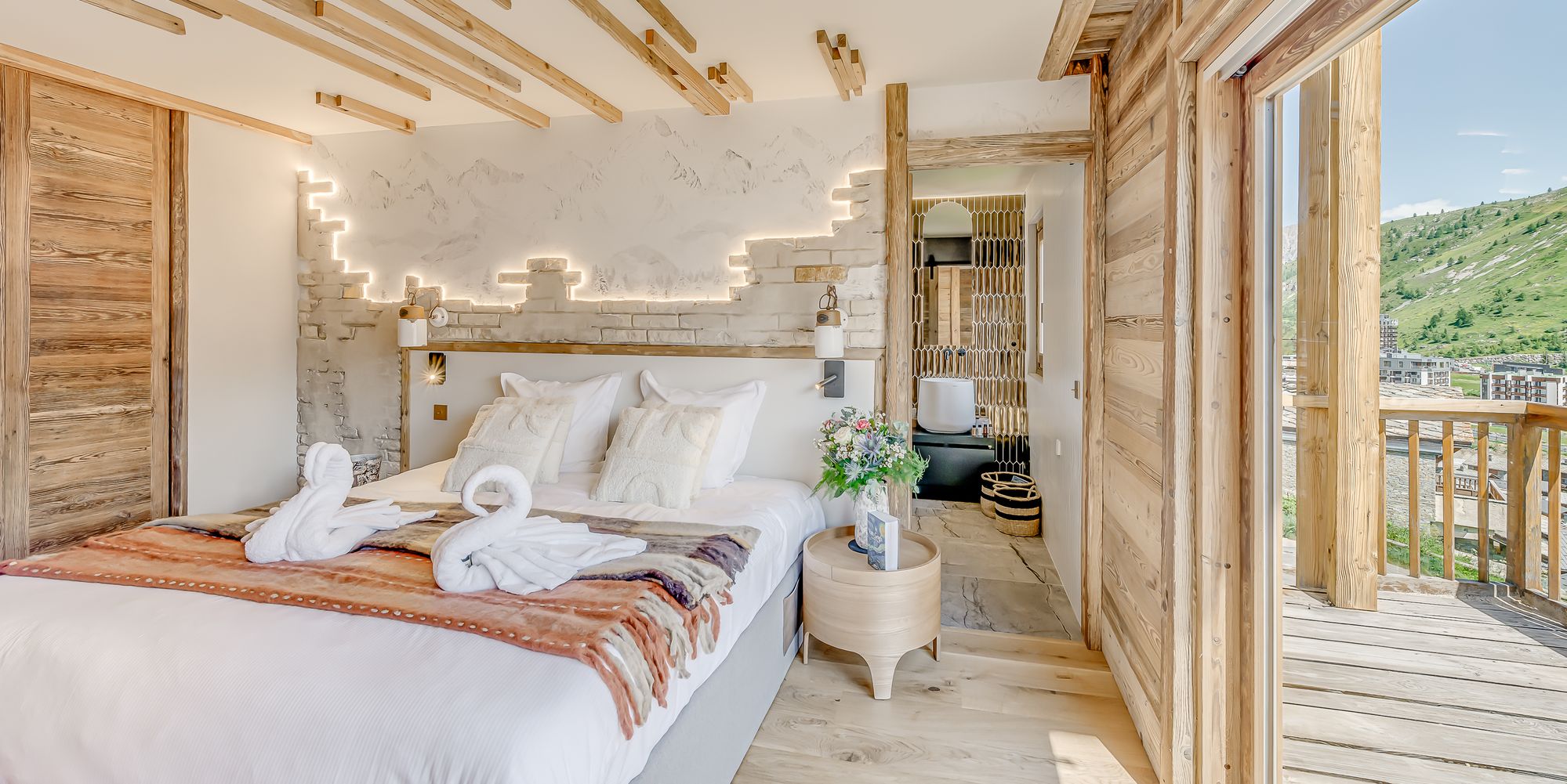 Chambre lumineuse au Chalet SNEG à Tignes avec décoration boisée
