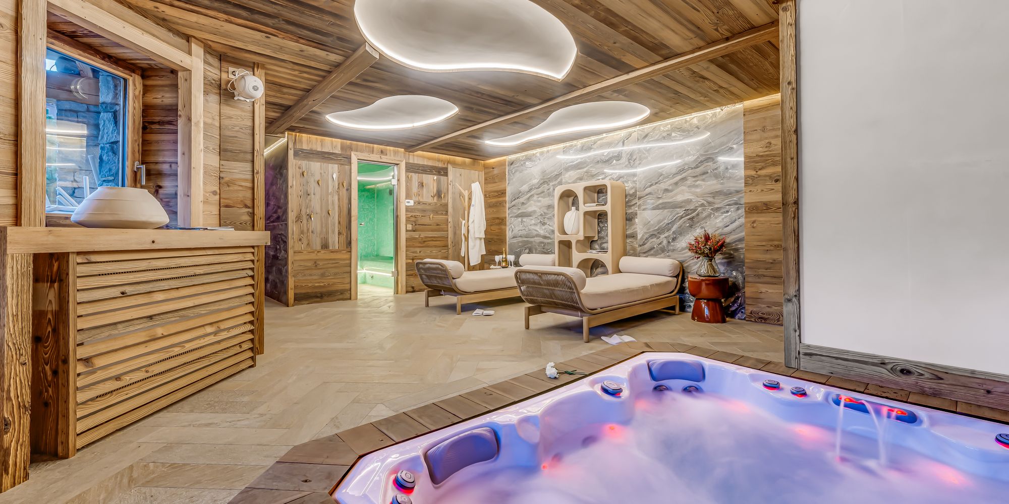 Espace bien-être avec spa et transats au Chalet SNEG à Tignes