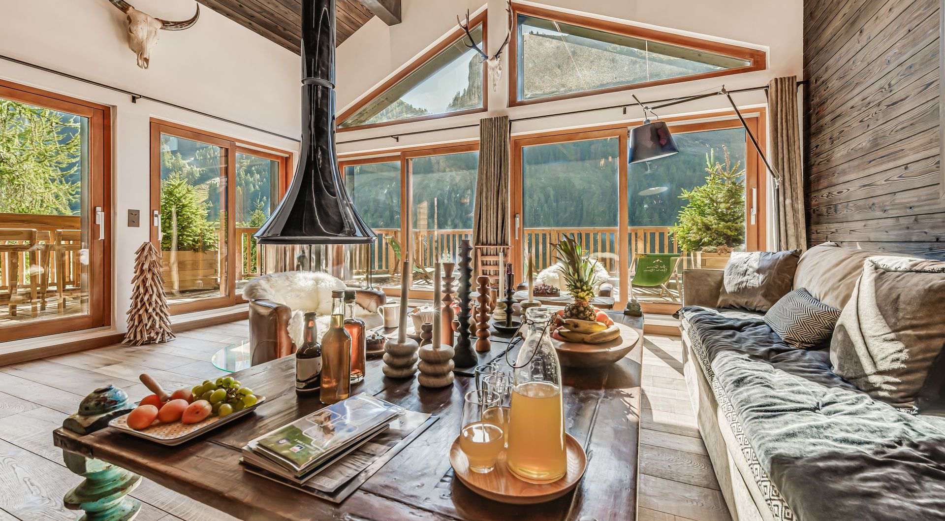 Salle à manger chaleureuse avec poutres apparentes aux Sources de la Davie, idéale pour les repas de groupe et séminaires à la montagne