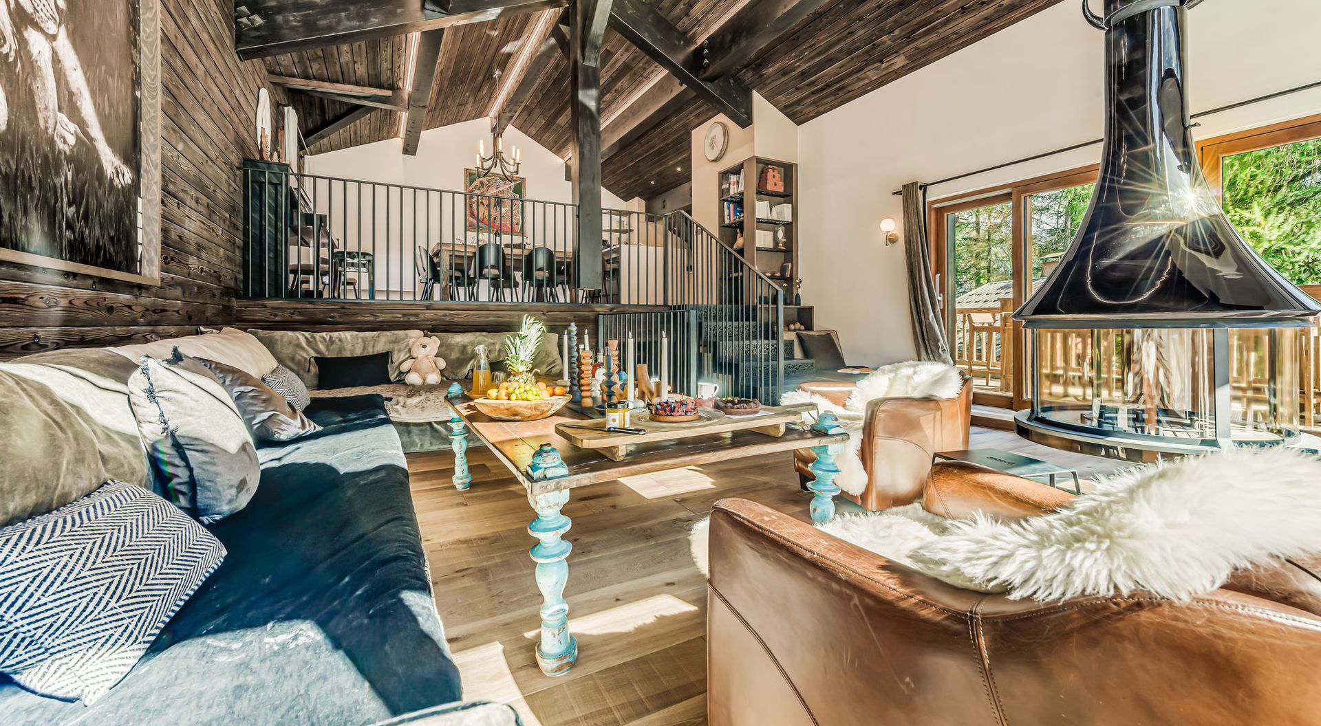 Salle à manger chaleureuse avec poutres apparentes aux Sources de la Davie, idéale pour les séminaires à la montagne