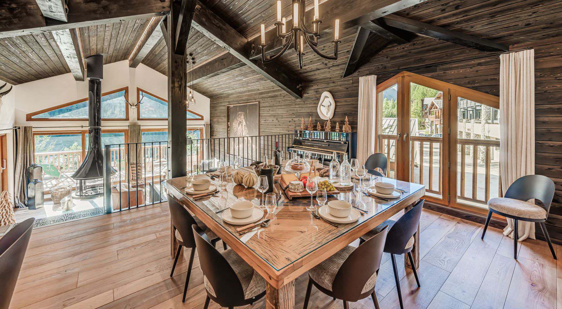 Salle à manger chaleureuse avec poutres apparentes aux Sources de la Davie, idéale pour les repas de groupe et séminaires à la montagne