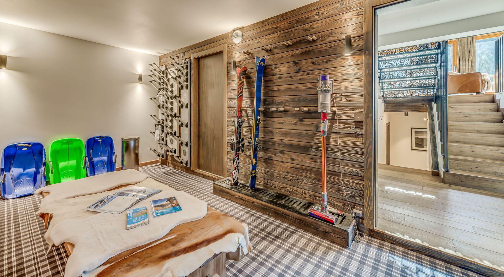 Décor boisé et skis anciens dans le chalet Les Sources de la Davie