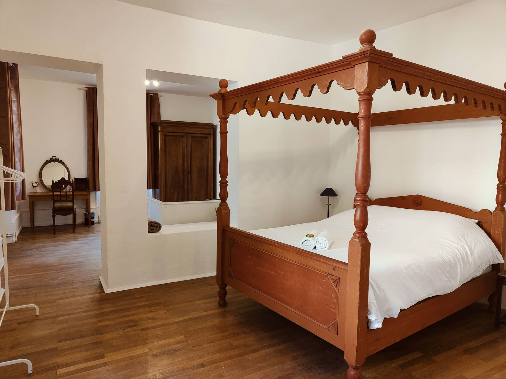 Chambre avec lit à baldaquin au Château de Fortis