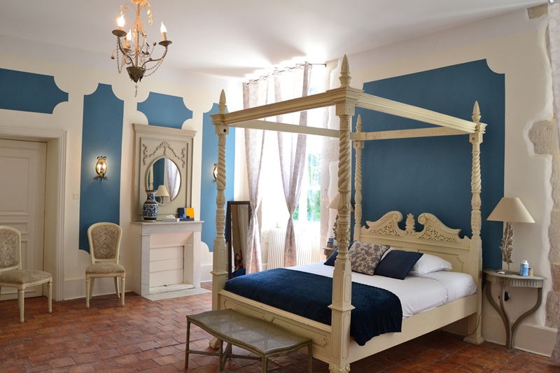 Suite avec lit à baldaquin au Domaine des Barrenques