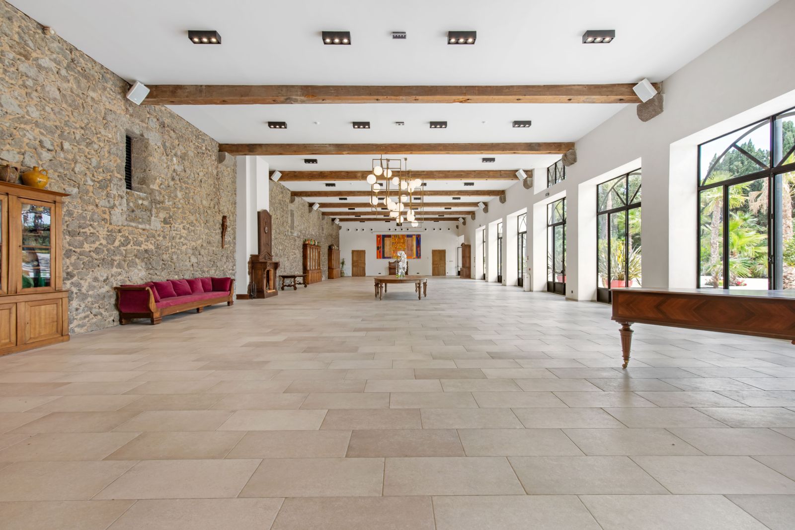 Grande salle de réception lumineuse château Hermitage de Combas