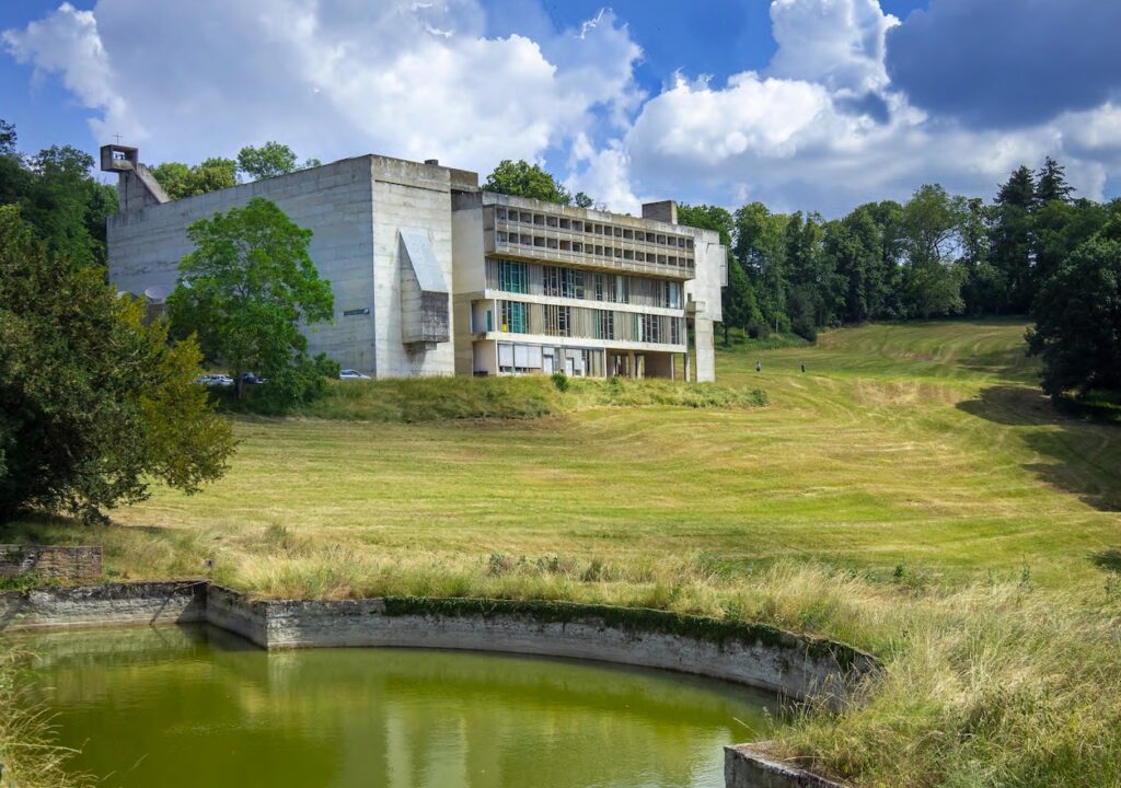 Une architecture emblématique au bord de l’étang.