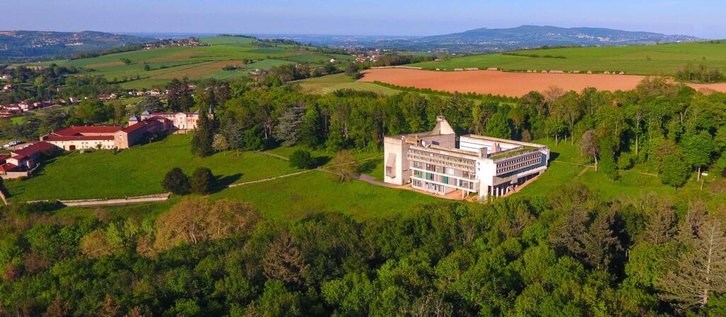 Le Couvent de La Tourette, niché au cœur d’un écrin de verdure.