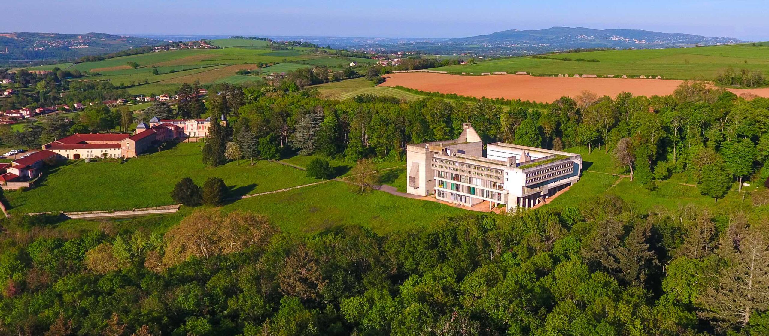 Vue aérienne du Couvent de La Tourette entouré de nature
