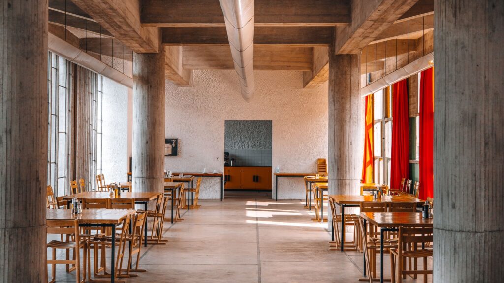 Une salle simple et épurée, baignée de lumière naturelle.