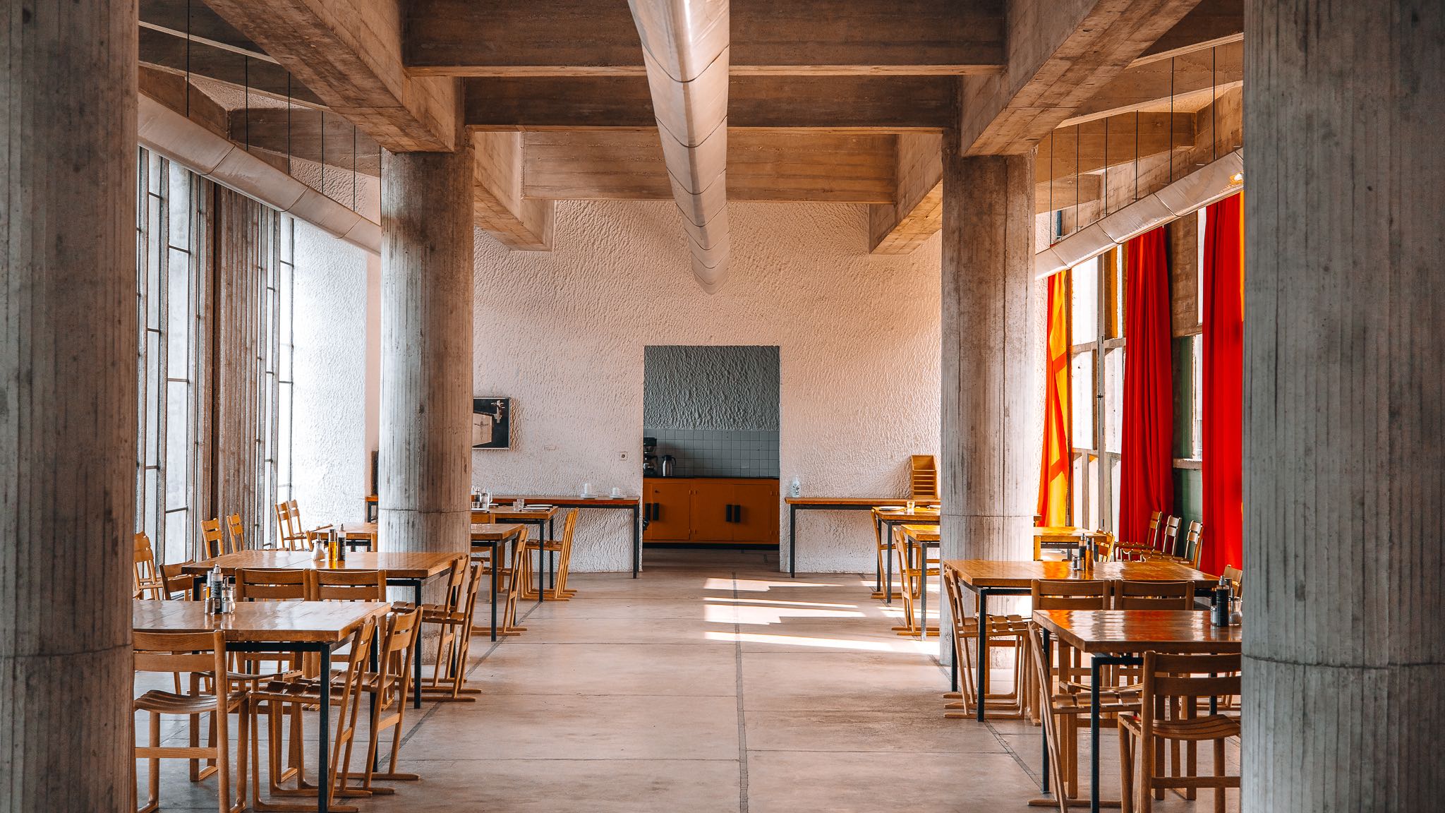 Salle intérieure lumineuse du Couvent de La Tourette