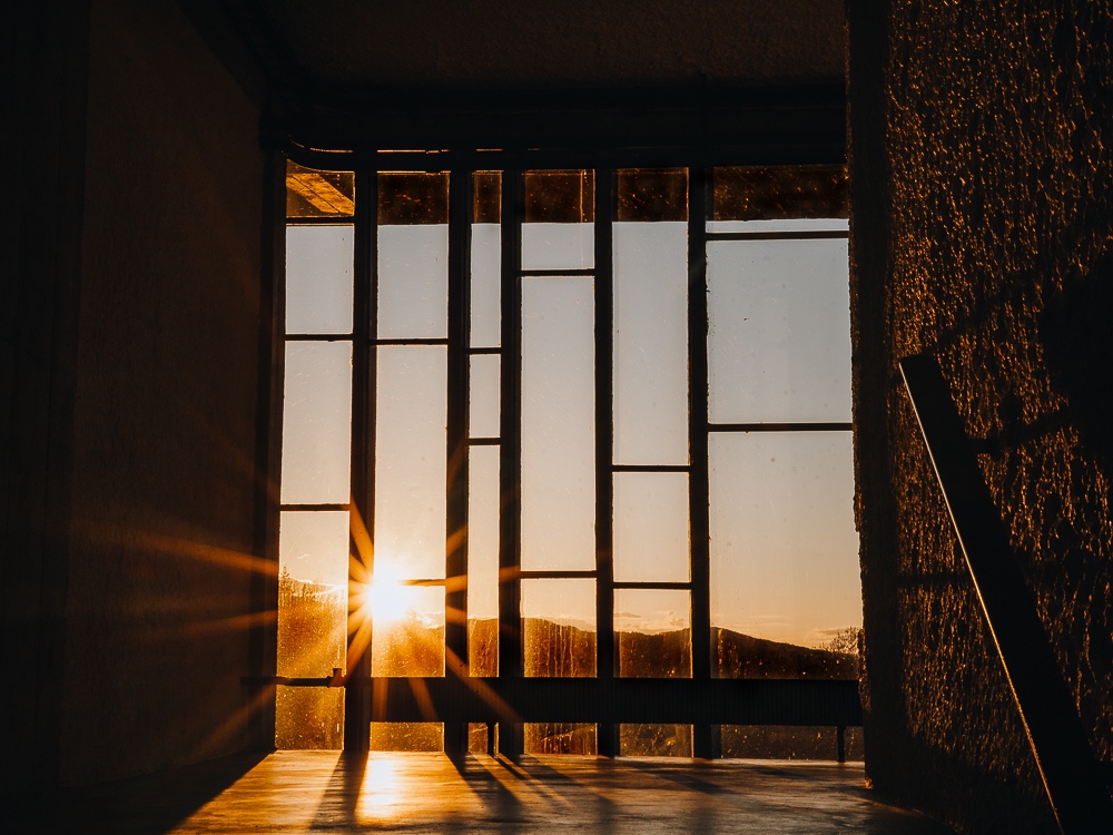 Coucher de soleil à travers les vitraux du Couvent de La Tourette