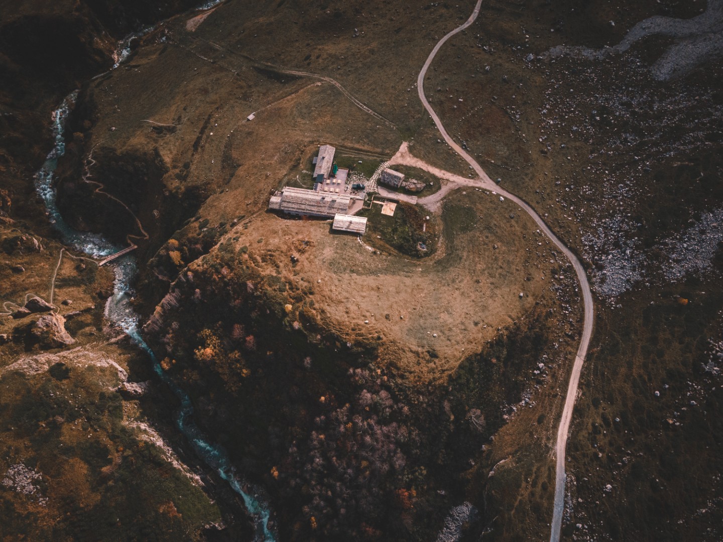 Vue aérienne du Refuge du Roc en automne