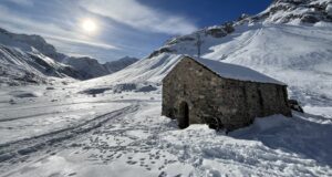 Le Refuge du Roc dans un paysage enneigé.