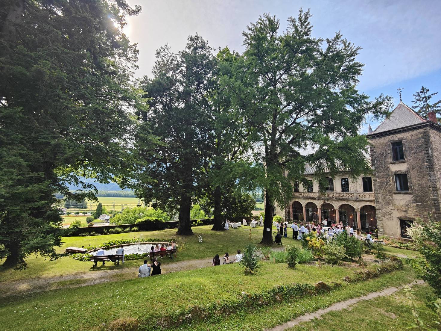 Parc arboré du Château de Fortis avec bancs extérieurs