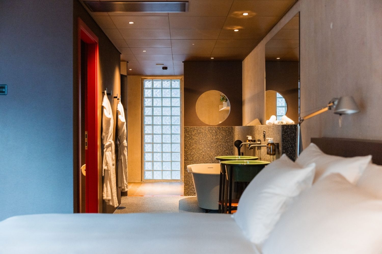 Chambre design avec salle de bain ouverte au Quartier LôDzè