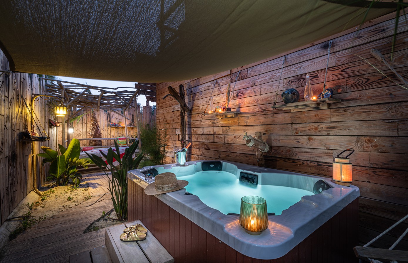 Jacuzzi et espace bien-être du Pirates World Village Club au Cap d’Agde