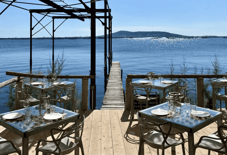 Terrasse du Domaine Tarbouriech avec vue sur l’étang pour séminaires et réceptions