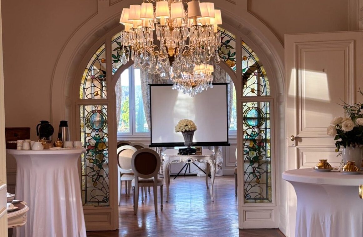 Salle de réception avec lustre Château de Chazelles
