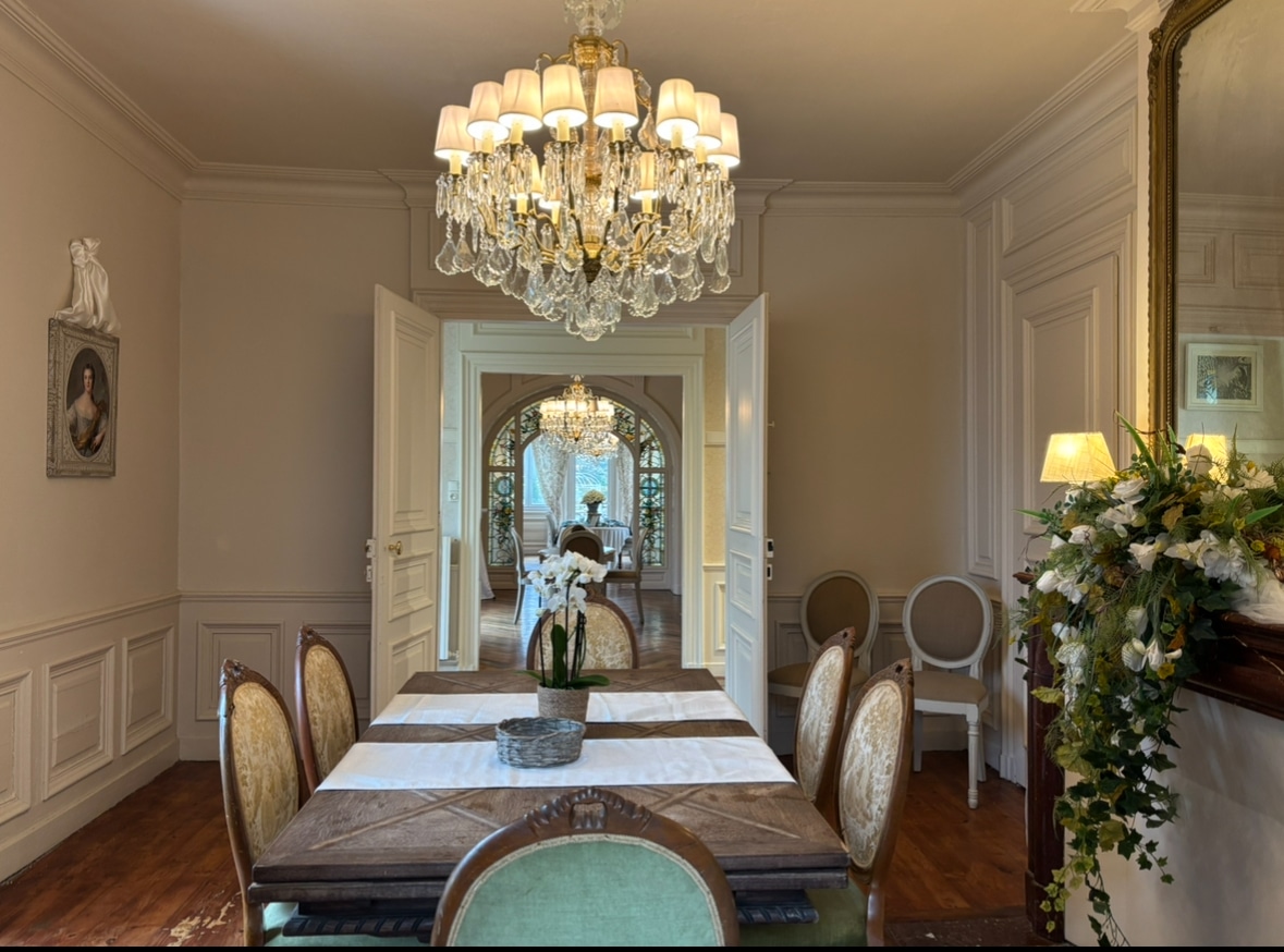 Espace de réception à forte valeur architecturale.