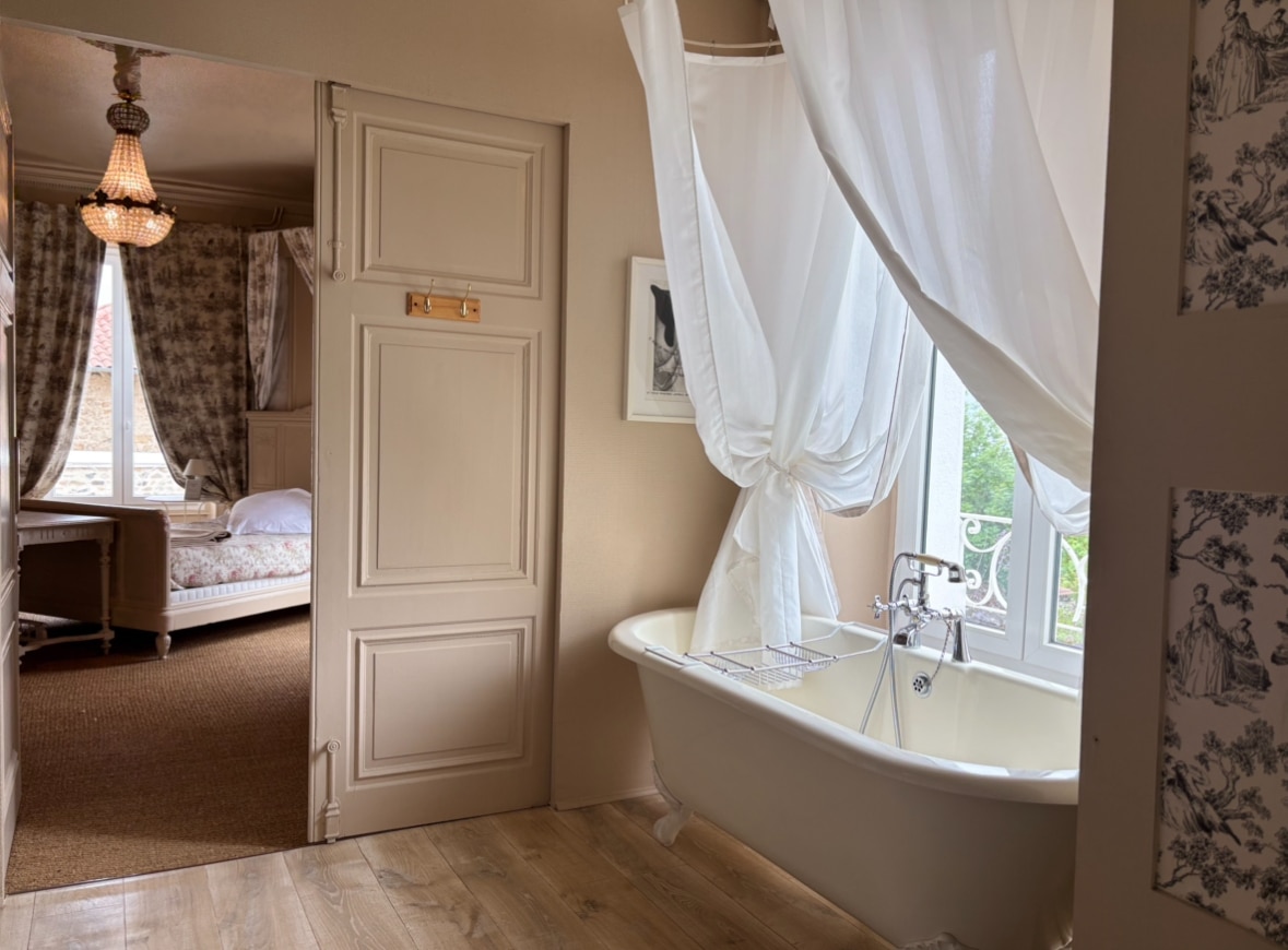 Salle de bain Château de Chazelles hébergement