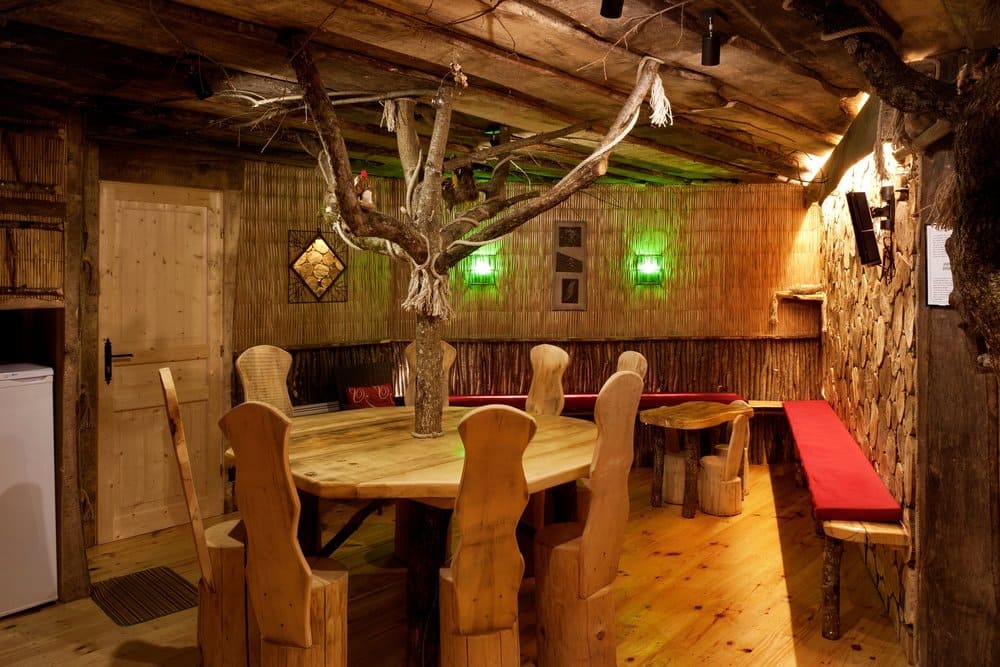 Salle en bois avec décoration féerique – DéfiPlanet'