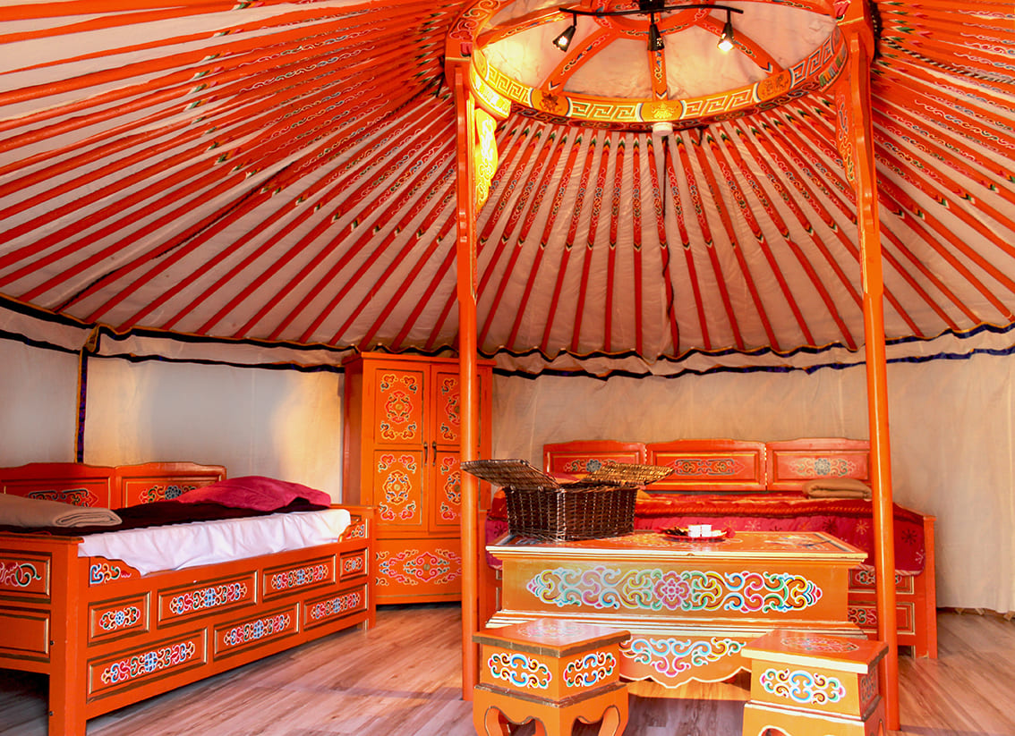 Intérieur d’une yourte mongole décorée – DéfiPlanet'