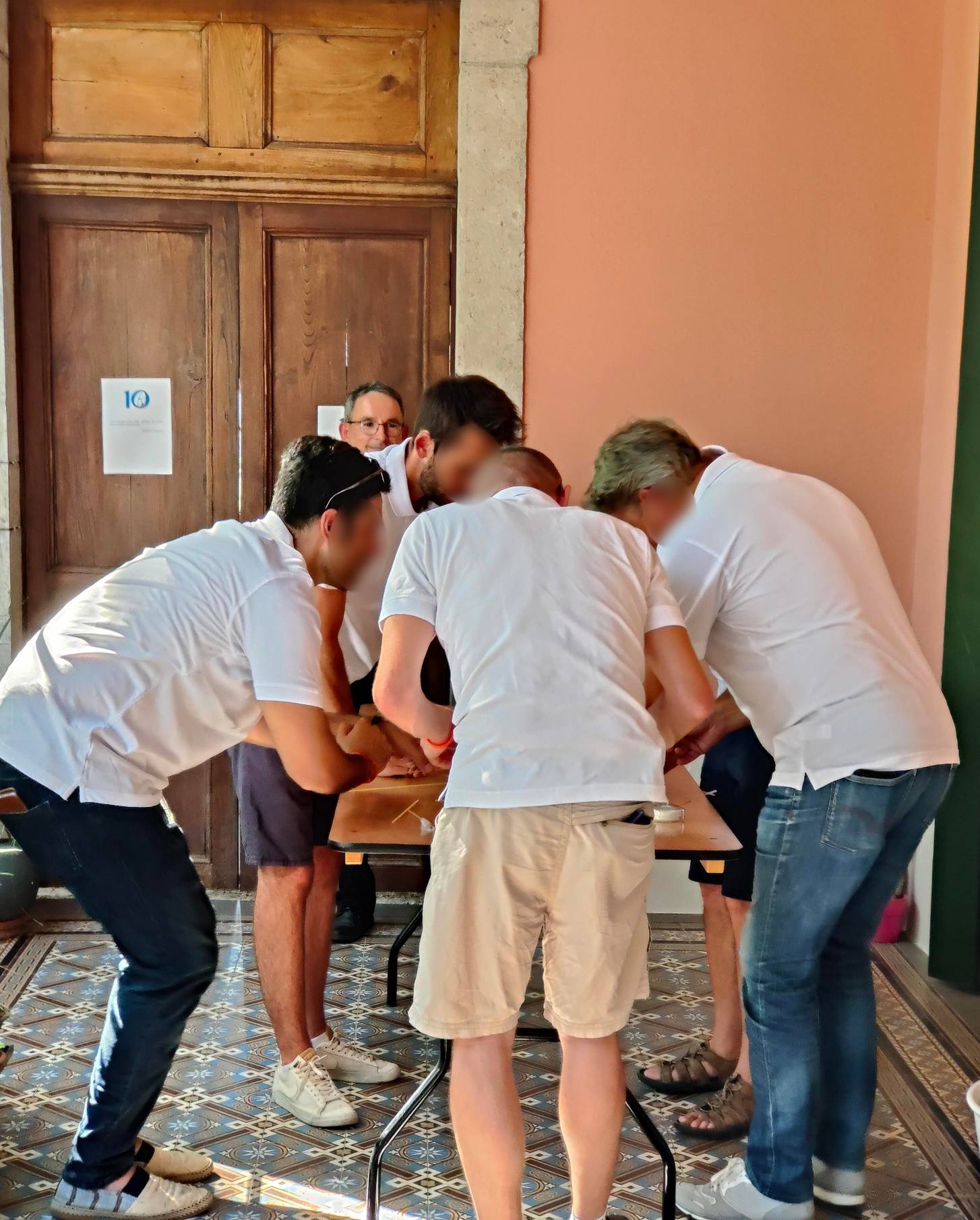 Groupe de collaborateurs en activité de team building