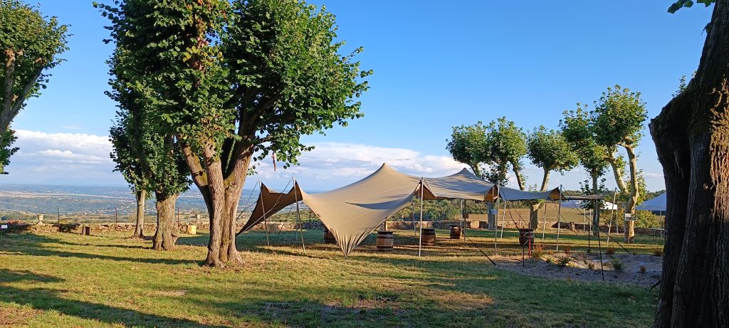 Espace extérieur sous tente au Château de Villars