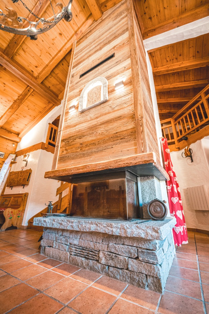 Intérieur chaleureux du Refuge du Roc avec cheminée