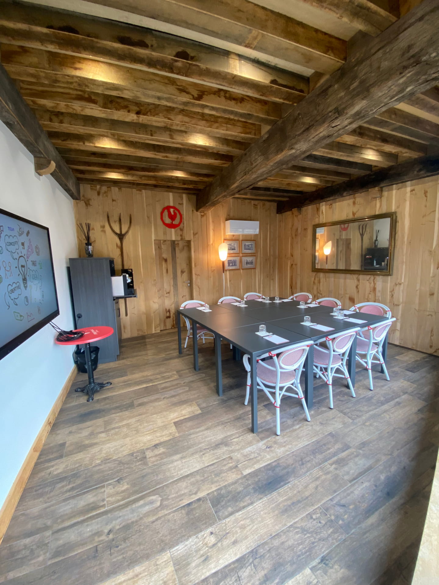 Salle de réunion en pierre